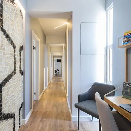 Airport Apartment *